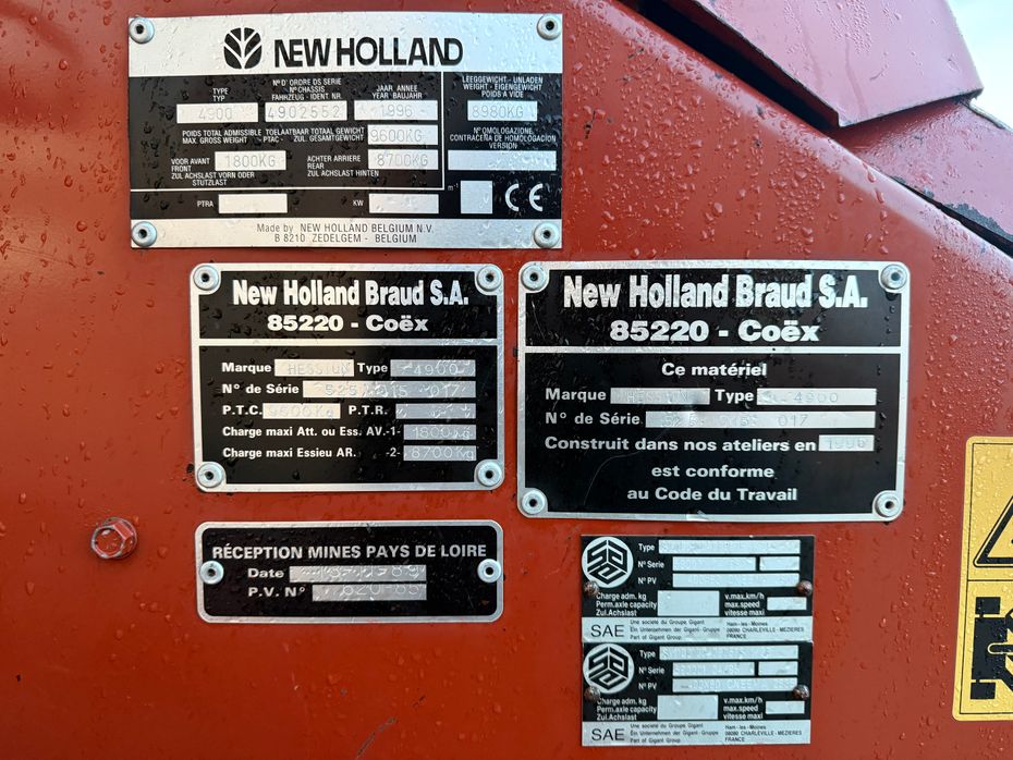 New Holland Hesston 4900 + Spragelse vogn & centralsmøring - Pressere - Bigballe - 19