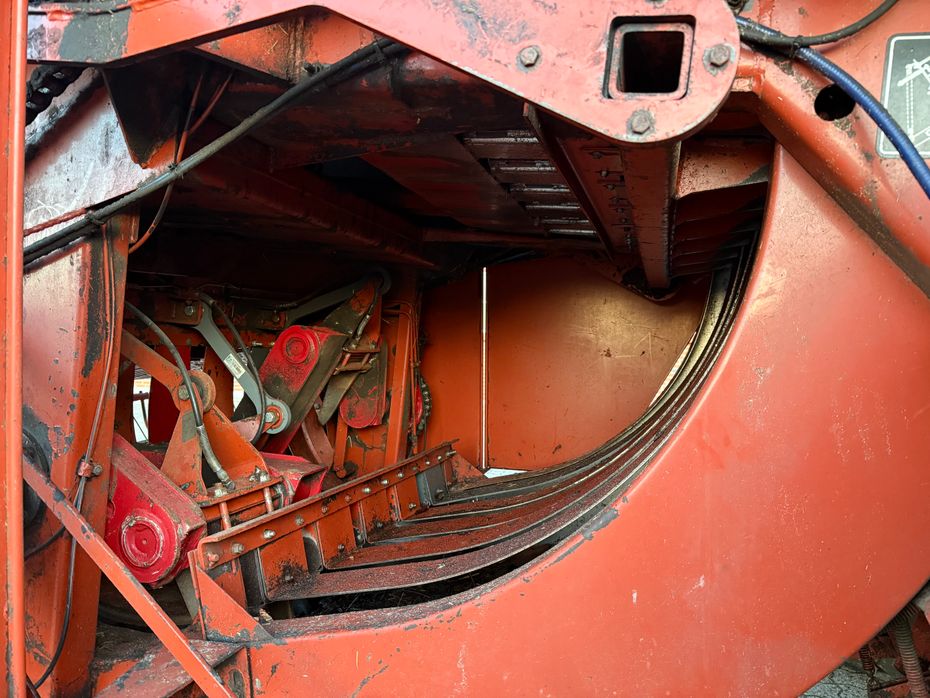 New Holland Hesston 4900 + Spragelse vogn & centralsmøring - Pressere - Bigballe - 14