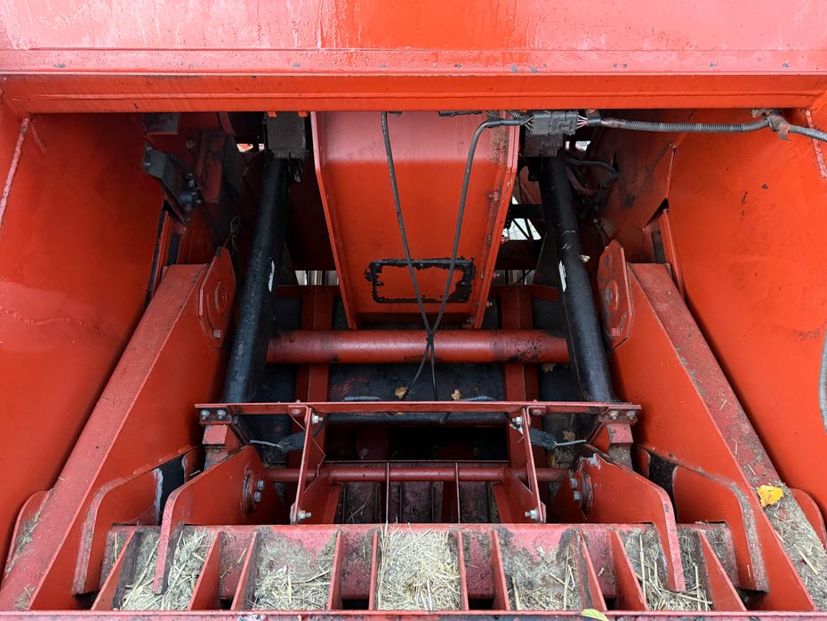 New Holland Hesston 4900 + Spragelse vogn & centralsmøring - Pressere - Bigballe - 18