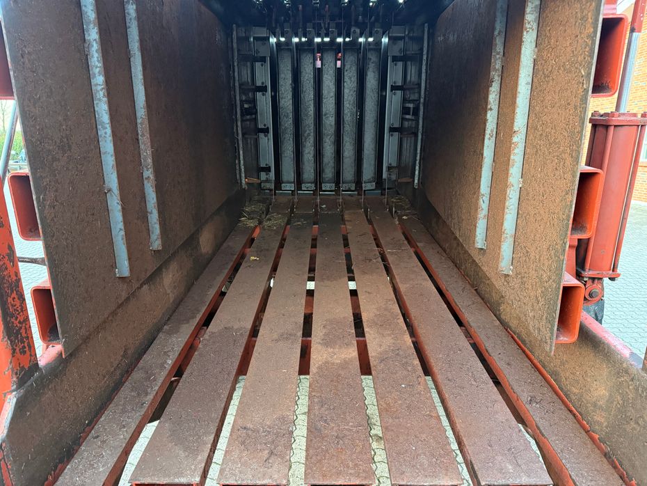 New Holland Hesston 4900 + Spragelse vogn & centralsmøring - Pressere - Bigballe - 15