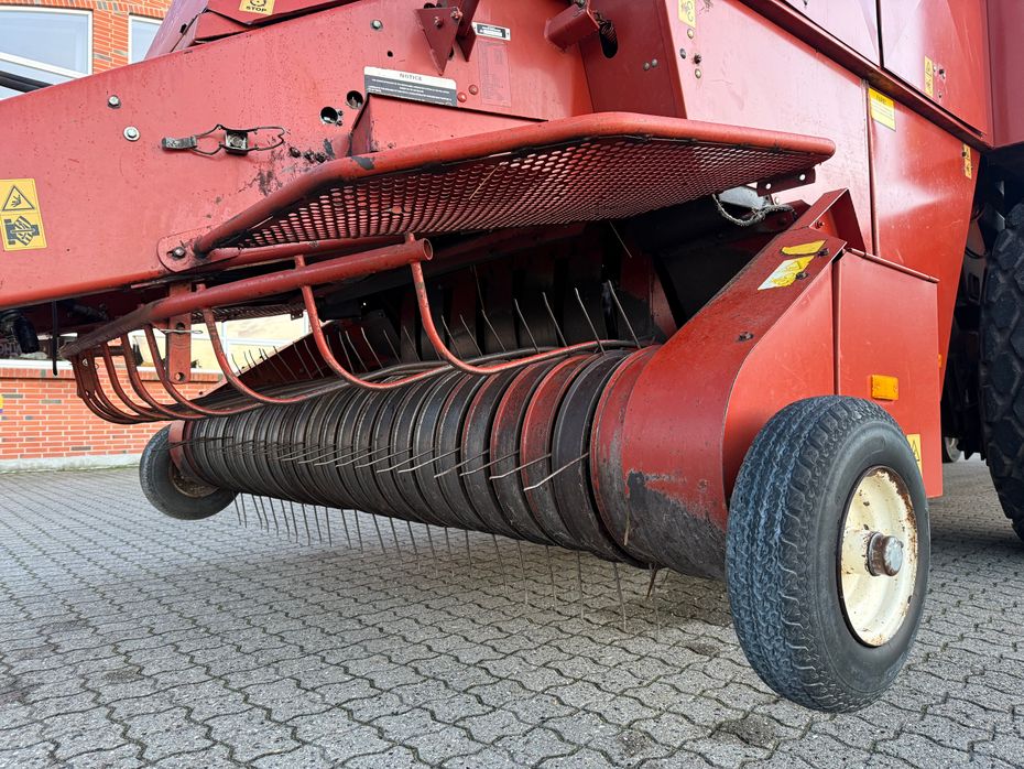 New Holland Hesston 4900 + Spragelse vogn & centralsmøring - Pressere - Bigballe - 12