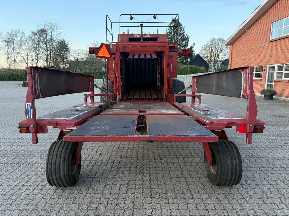 New Holland Hesston 4900 + Spragelse vogn & centralsmøring - Pressere - Bigballe - 7