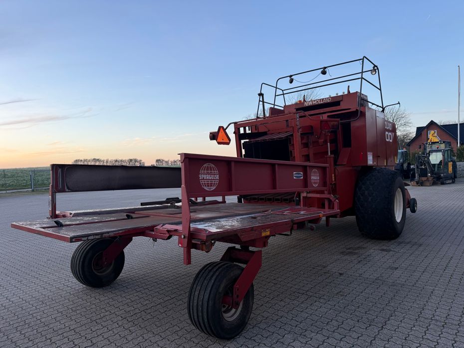 New Holland Hesston 4900 + Spragelse vogn & centralsmøring - Pressere - Bigballe - 6