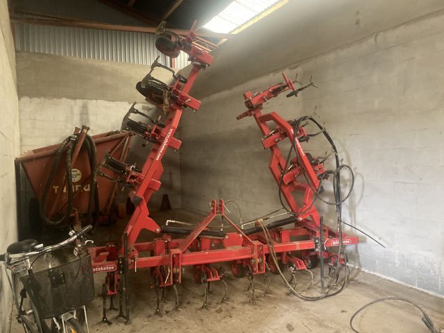 Steketee 12 rækket. Der medføger plader til små afgrøder.