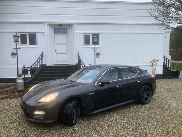 Porsche Panamera 4 S gb22.