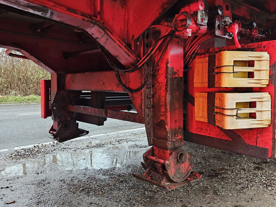 Renders Gardintrailer / nysynet / 4 drejbare aksler / truckbeslag - Lastbiler - Fast kasse - 9
