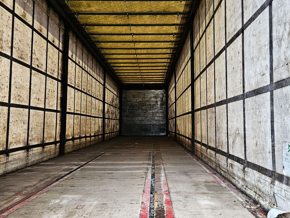 Renders Gardintrailer / nysynet / 4 drejbare aksler / truckbeslag - Lastbiler - Fast kasse - 8