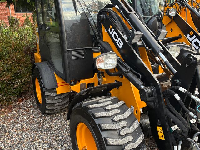 JCB 403 Plus Agri