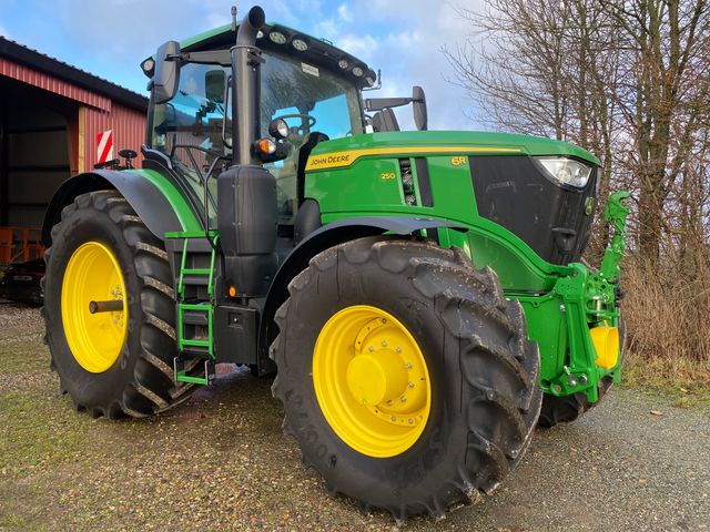 John Deere 6R250