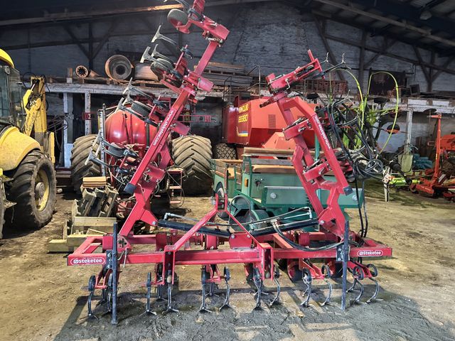 Steketee 12 rækket. Der medføger plader til små afgrøder.