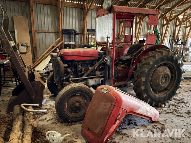 Massey-Ferguson 35 med frontlæsser og redskaber