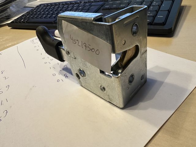 Valtra Dørlås indvendig højre. nummer 45217500