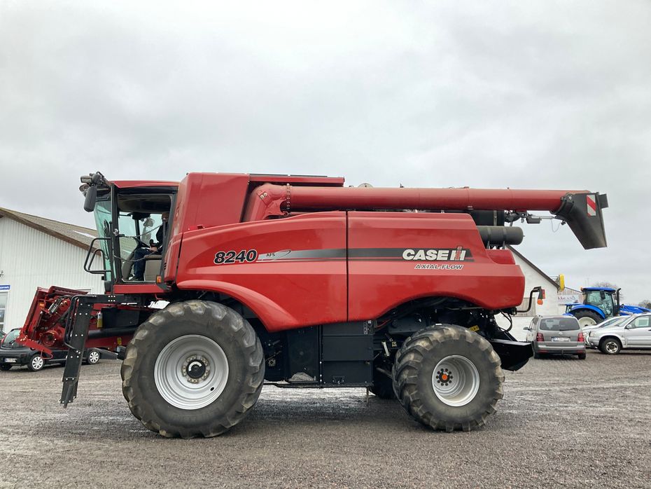 Case IH Axial Flow 8240 - Høstmaskiner - Mejetærskere - 1