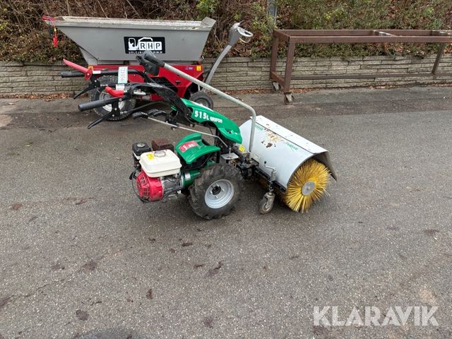 Ferrari 515L grifon med kost