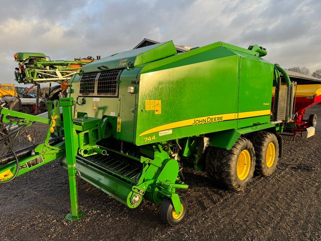 John Deere 744