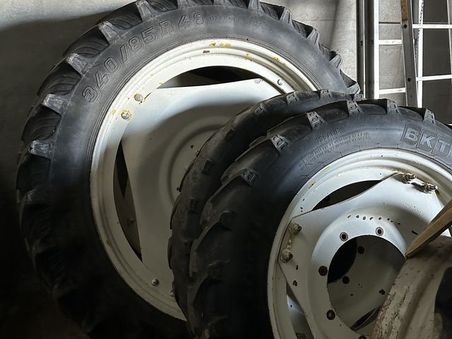 Goodyear 340/85R48 og 270/95R36