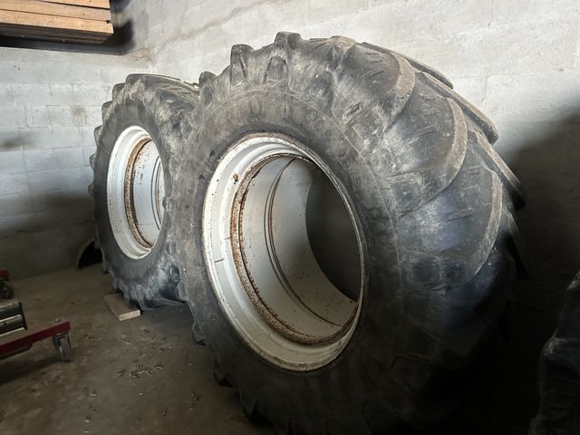 Michelin 580/70x38 og 480/70x28. Der medfølger låse.
