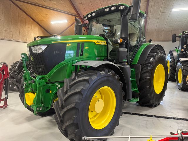 John Deere 6R250