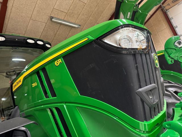 John Deere 6R250
