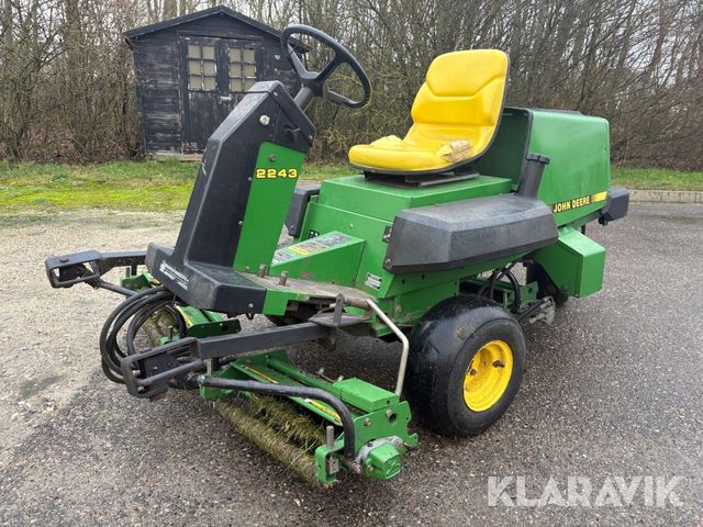 John Deere 2243