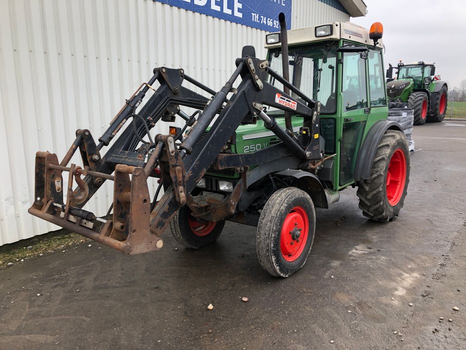 Fendt 250V Med Frontlæsser. Få timer - Traktorer - Traktorer 2 wd - 2