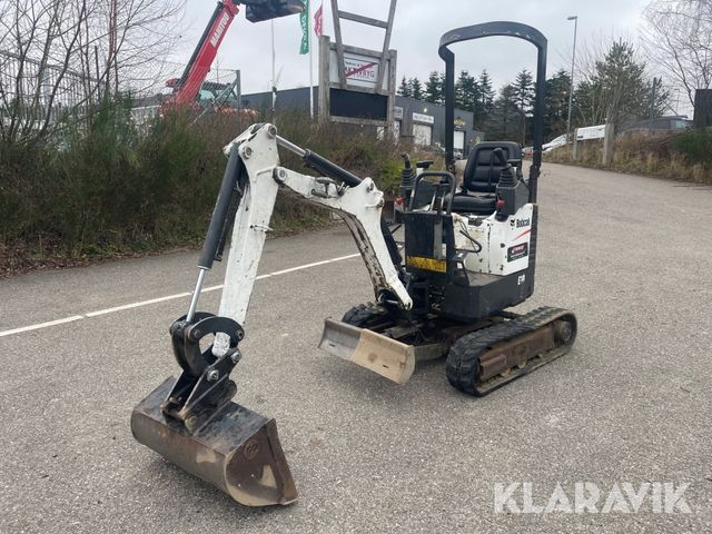 Bobcat E10 med skovlpakke