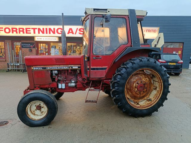 International 844 XL