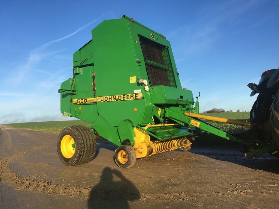 John Deere 590 m/Snitter og Net-binding - Pressere - Rundballe - 1