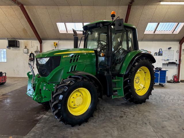 John Deere 6125M