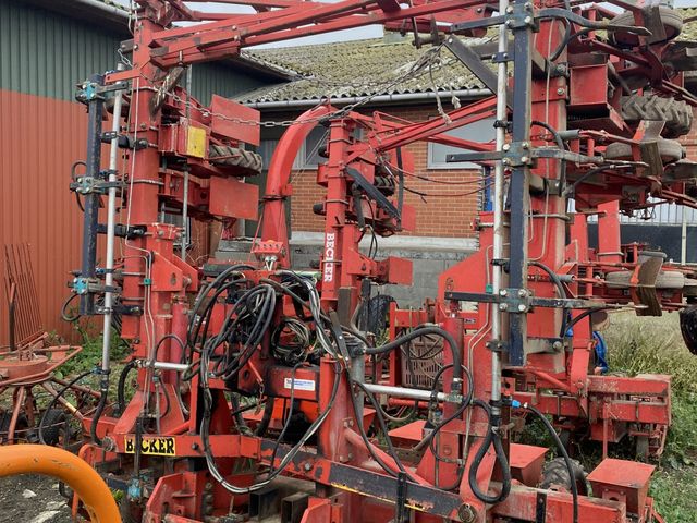 Becker 12 rækket såmaskine med udstyr til flydende gødning. Fronttank medfølger til prisen.