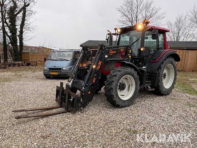 Valtra N82 med frontlæsser