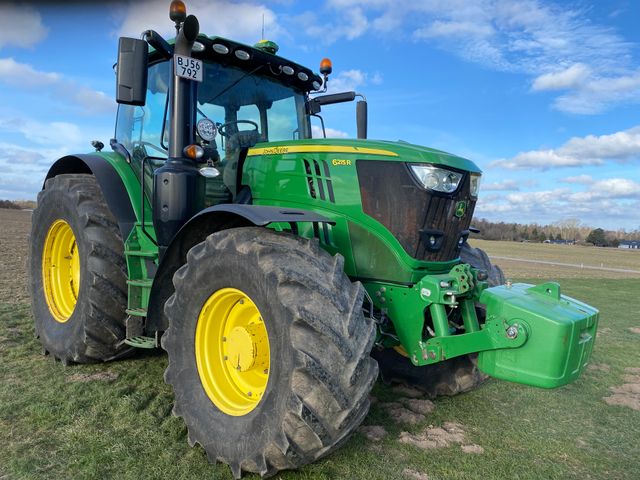 John Deere 6215R