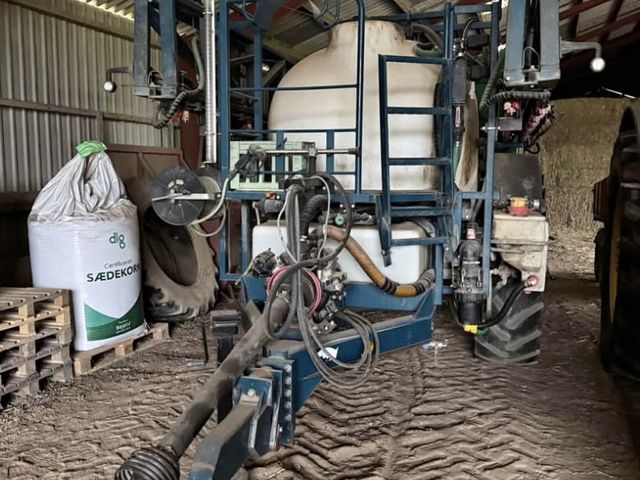 MGM 3000 ltr. 24 mtr. Sprøjten er synet 2024. Der medfølger også smalle hjul til sprøjten.