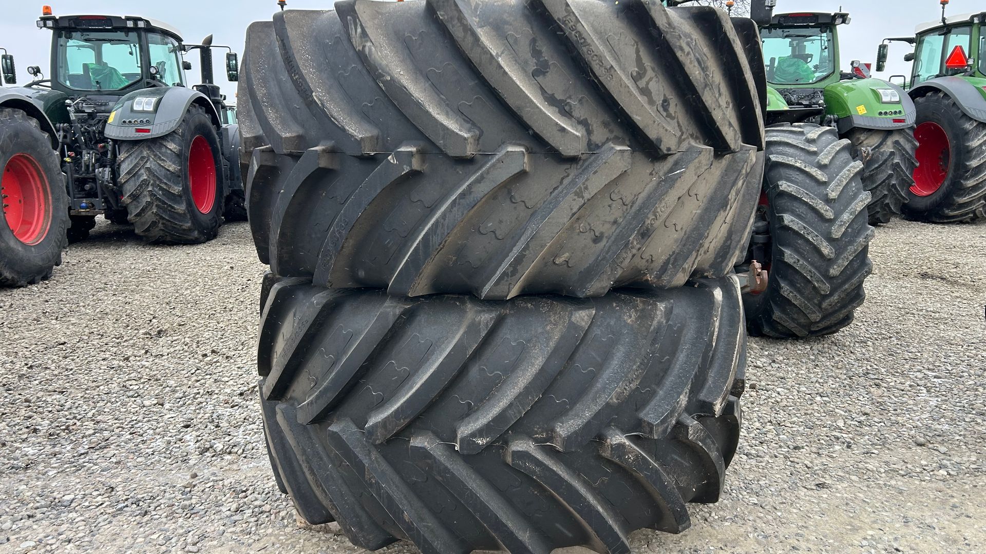 BKT 900/60R38 IF + 710/60R30 IF