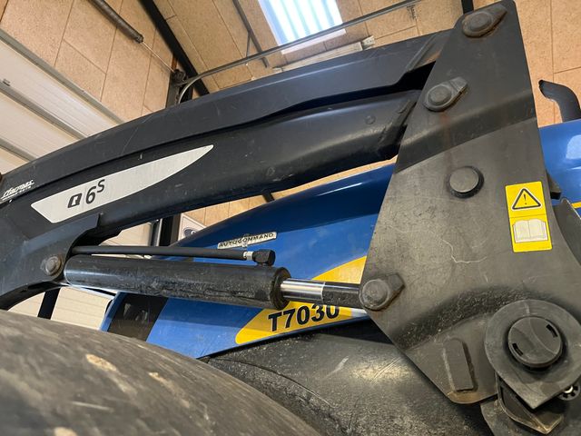 New Holland T7030