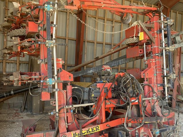 Becker 12 rækket såmaskine med udstyr til flydende gødning. Fronttank medfølger til prisen.