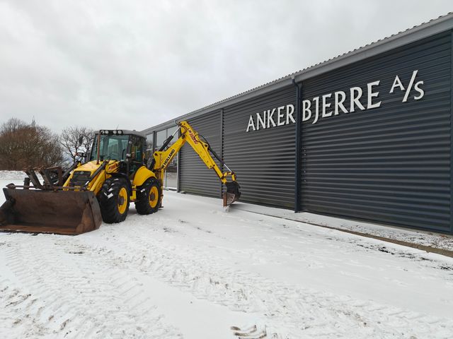 New Holland LB 115 B