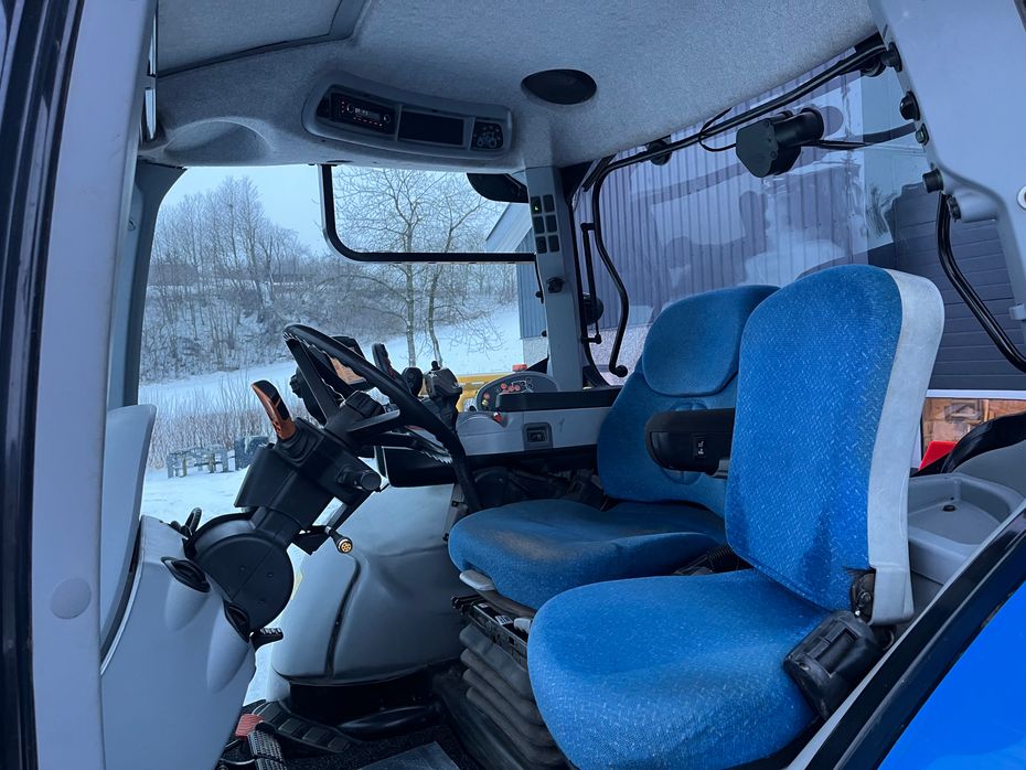 New Holland T7030 AUTOCOMMAND + frontlæsser fra 2018 - Traktorer - Traktorer 4 wd - 4