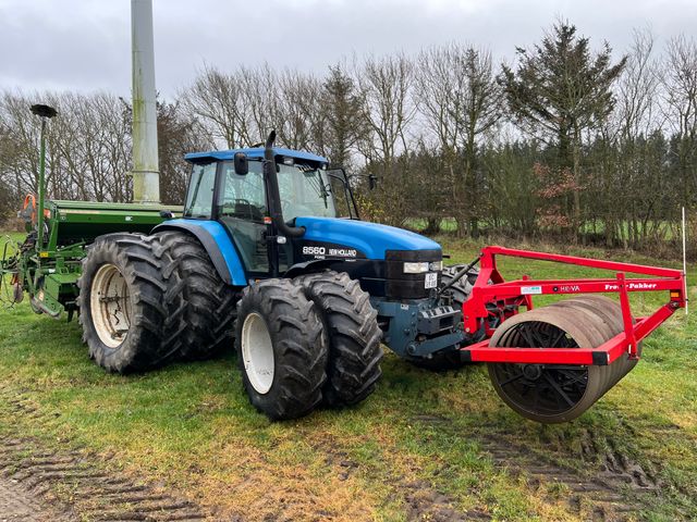 New Holland 8560