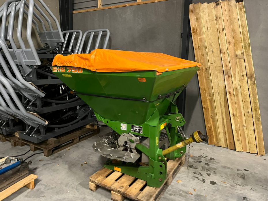 Amazone E+S 750 Velholdt Salspreder som er meget lidt brugt, den er med Amados computer - Vinterredskaber - Saltspreder - 1