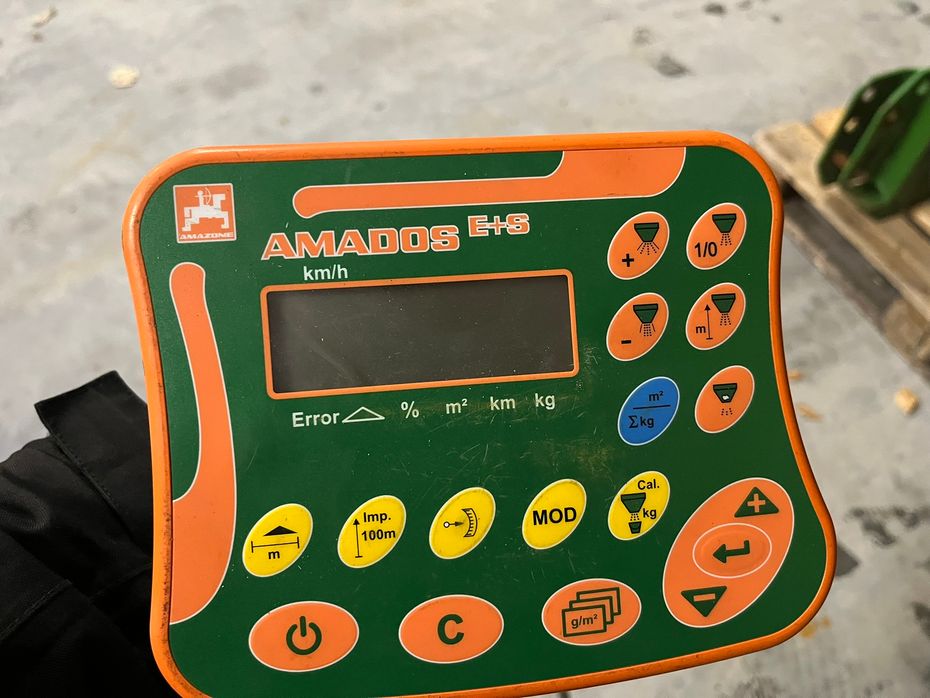 Amazone E+S 750 Velholdt Salspreder som er meget lidt brugt, den er med Amados computer - Vinterredskaber - Saltspreder - 3