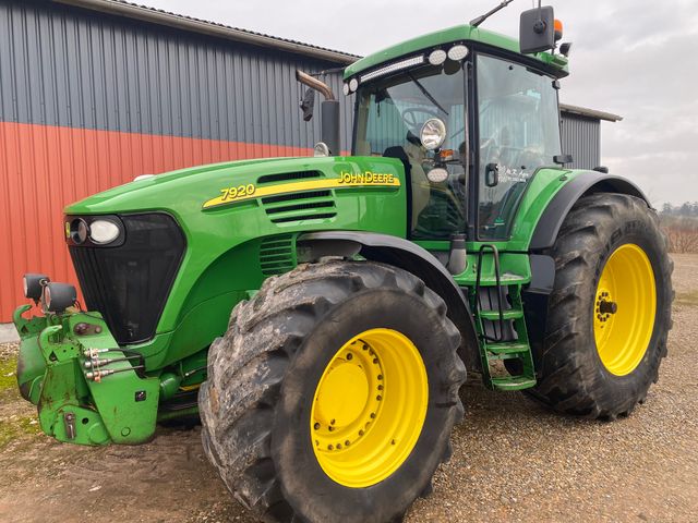 John Deere 7920