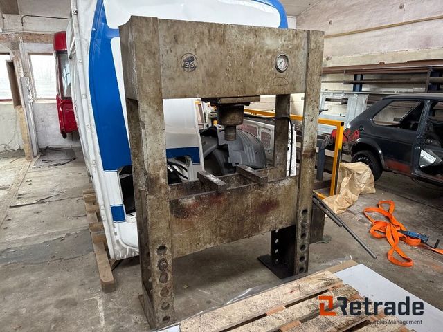 STS - Stenhøj 60 ton Presser