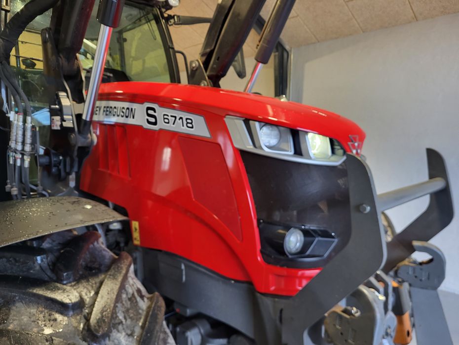 Massey Ferguson 6718S Dyna VT med frontlæsser Dyna VT Exclusive - Traktorer - Traktorer 4 wd - 4
