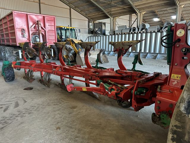 Kverneland Eg 100 5 furet med variabel furebredde. Årg. 2014.