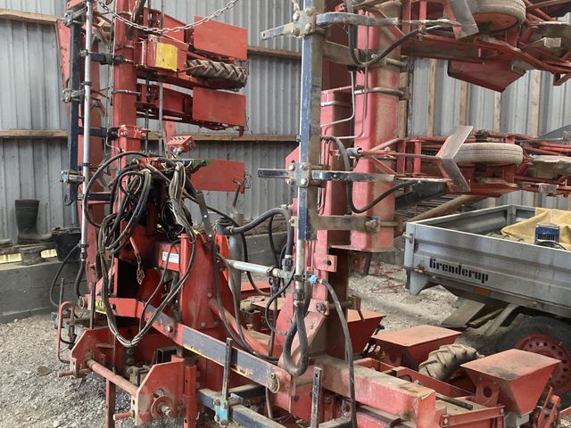 Becker 12 rækket såmaskine med udstyr til flydende gødning. Fronttank medfølger til prisen.
