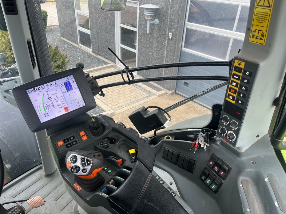 CLAAS AXION 850 CMatic med frontlift - Traktorer - Traktorer 4 wd - 7