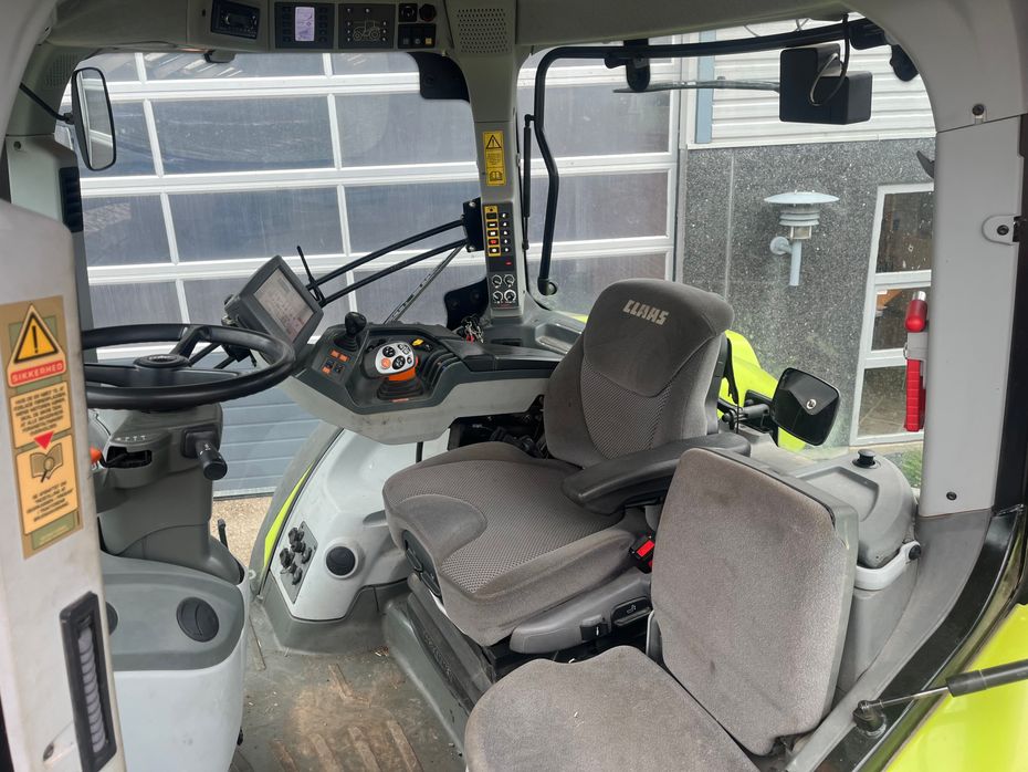 CLAAS AXION 850 CMatic med frontlift - Traktorer - Traktorer 4 wd - 6