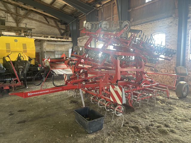 Kongskilde SP7000 med CROSKILL tromle bagerst. Velegnet til roer og andre speciel afgrøder.