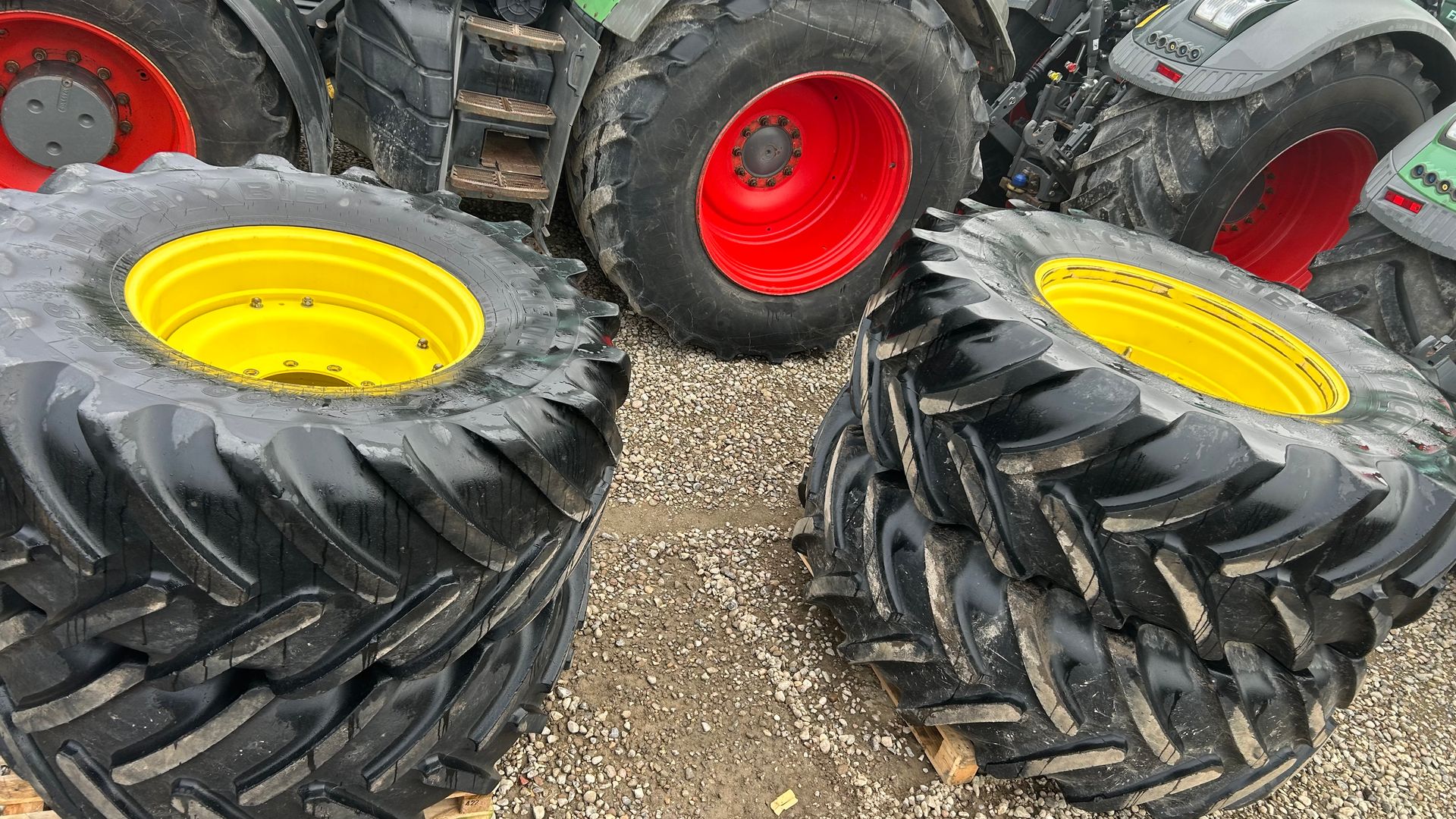 Michelin 650/85R38 + 600/70R28 - John Deere 6.215R